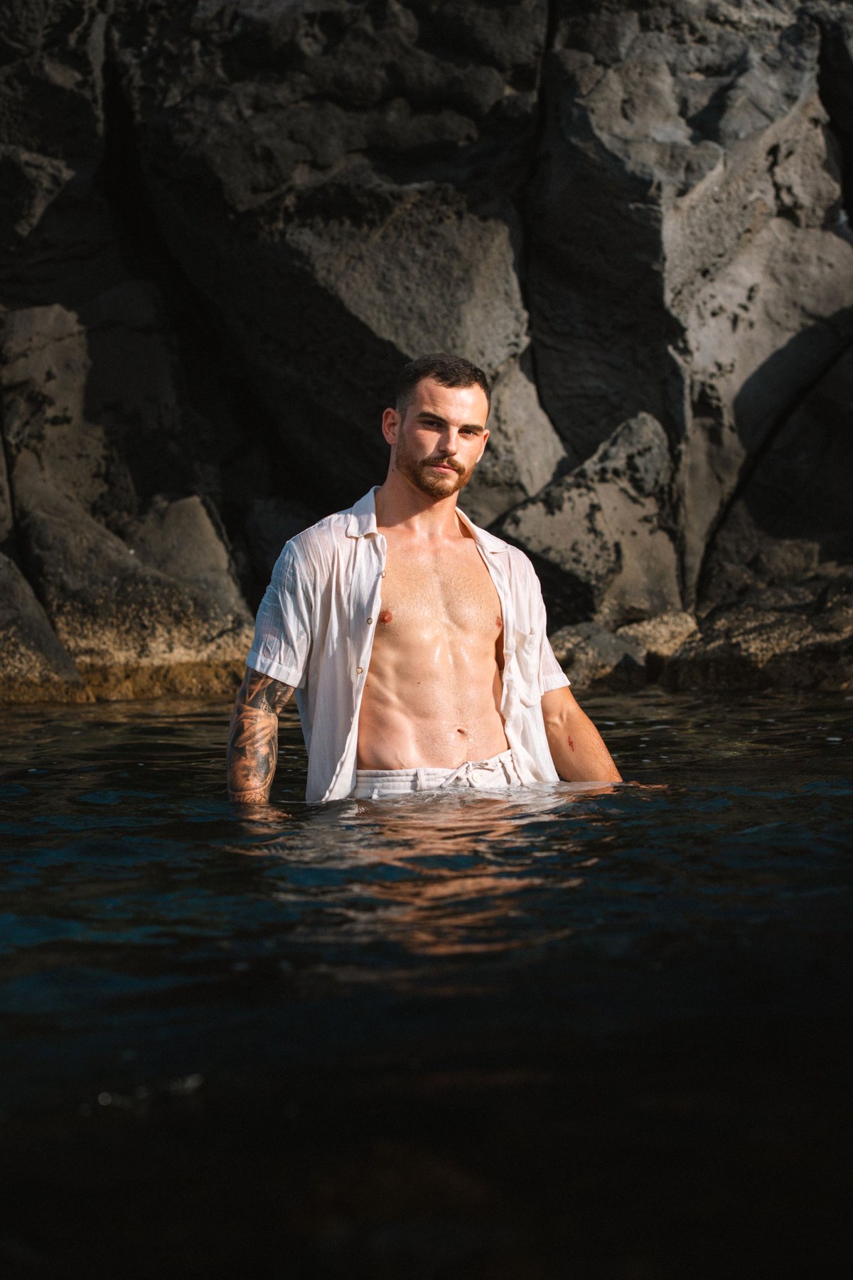 Joris dans l'eau devant des rochers